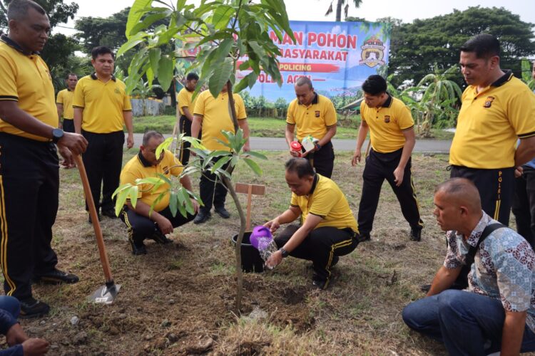 Kapolda Aceh Irjen Pol Ruddi Setiawan saat menanam pohon bersama masyarakat di halaman belakang Markas Polda Aceh Jumat 16102026 FOTO Humas Polda Aceh