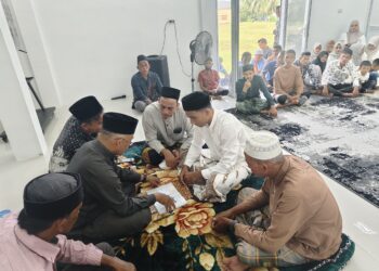 Pasangan pengantin Subhan M. Jamil dan Tara Mirza binti M. Hamik melangsungkan akad nikah perdana di Kantor Urusan Agama (KUA) Kecamatan Pulo Aceh, Kabupaten Aceh Besar, Jumat (16/10/2026). Foto: (Humas Kemenag Aceh Besar).