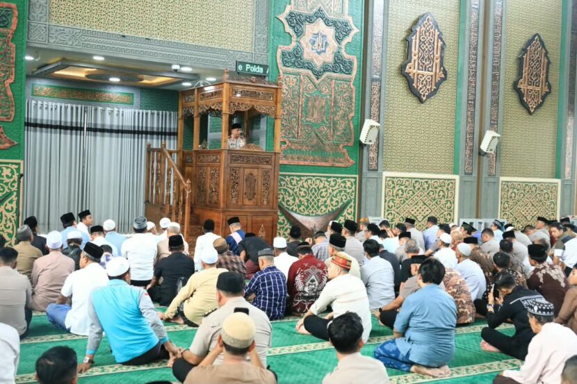 Kapolda Aceh Irjen Pol Ruddi Setiawan menyampaikan pesanpesan kamtibmas kepada jamaah usai salat Jumat dalam kegiatan Jumat Keliling di Masjid Babuttaqwa Utama Polda Aceh Jumat 16102026 FOTO Humas Polda Aceh KETIKKABARcom Kapolda Aceh Irjen Pol Ruddi Setiawan menyampaikan pesan pesan kamtibmas kepada jamaah usai salat Jumat dalam kegiatan Jumat Keliling di Masjid Babuttaqwa Utama Polda Aceh Jumat 16102026 FOTO Humas Polda Aceh