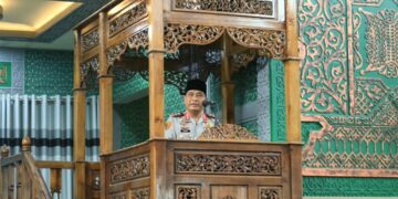 Kapolda Aceh Irjen Pol Ruddi Setiawan menyampaikan pesan pesan kamtibmas kepada jamaah usai salat Jumat dalam kegiatan Jumat Keliling di Masjid Babuttaqwa Utama Polda Aceh Jumat 16102026 FOTO Humas Polda Aceh