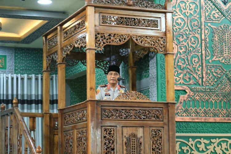 Kapolda Aceh Irjen Pol Ruddi Setiawan menyampaikan pesanpesan kamtibmas kepada jamaah usai salat Jumat dalam kegiatan Jumat Keliling di Masjid Babuttaqwa Utama Polda Aceh Jumat 16102026 FOTO Humas Polda Aceh KETIKKABARcom Kapolda Aceh Irjen Pol Ruddi Setiawan menyampaikan pesan pesan kamtibmas kepada jamaah usai salat Jumat dalam kegiatan Jumat Keliling di Masjid Babuttaqwa Utama Polda Aceh Jumat 16102026 FOTO Humas Polda Aceh