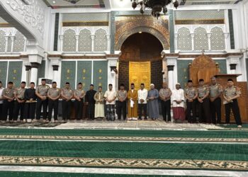 Kapolda Aceh, Irjen Pol. Ruddi Setiawan foto bersama jamaah usai melaksanakan Salat Subuh Keliling (Suling) di Masjid Raya Baiturrahman, Banda Aceh, Sabtu (17/10/2026). FOTO: Humas Polda Aceh.
