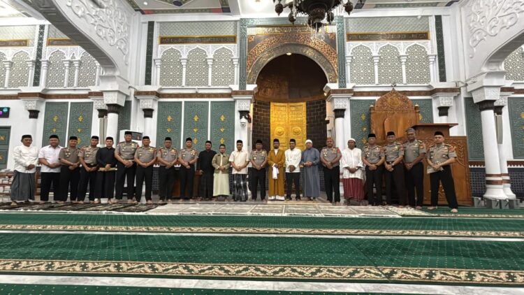 Kapolda Aceh Irjen Pol Ruddi Setiawan foto bersama jamaah usai melaksanakan Salat Subuh Keliling Suling di Masjid Raya Baiturrahman Banda Aceh Sabtu 17102026 FOTO Humas Polda Aceh KETIKKABARcom Kapolda Aceh Irjen Pol Ruddi Setiawan foto bersama jamaah usai melaksanakan Salat Subuh Keliling Suling di Masjid Raya Baiturrahman Banda Aceh Sabtu 17102026 FOTO Humas Polda Aceh