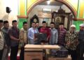 Ketua DPRK Banda Aceh Irwansyah ST saat menyerahkan bantuan perangkat pengeras suara untuk Masjid Al Falah Gampong Neusu Jaya Kecamatan Baiturrahman Banda Aceh Kamis malam 15102026 FOTO Istimewa