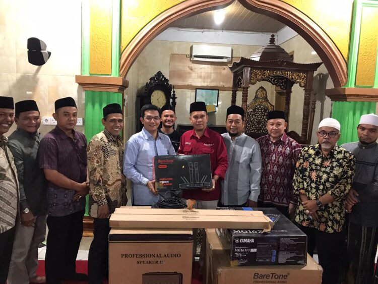 Ketua DPRK Banda Aceh Irwansyah ST saat menyerahkan bantuan perangkat pengeras suara untuk Masjid Al Falah Gampong Neusu Jaya Kecamatan Baiturrahman Banda Aceh Kamis malam 15102026 FOTO Istimewa KETIKKABARcom Ketua DPRK Banda Aceh Irwansyah ST saat menyerahkan bantuan perangkat pengeras suara untuk Masjid Al Falah Gampong Neusu Jaya Kecamatan Baiturrahman Banda Aceh Kamis malam 15102026 FOTO Istimewa