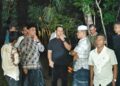 Bupati Aceh Besar H Muharram Idris mengunjungi rumah Zulfikar korban kebakaran di Gampong Meunasah Tuha Kecamatan Peukan Bada Jumat 16102026 malam FOTO MC ACEH BESAR