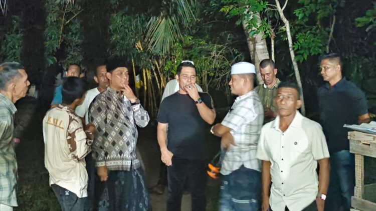 Bupati Aceh Besar H Muharram Idris mengunjungi rumah Zulfikar korban kebakaran di Gampong Meunasah Tuha Kecamatan Peukan Bada Jumat 16102026 malam FOTO MC ACEH BESAR