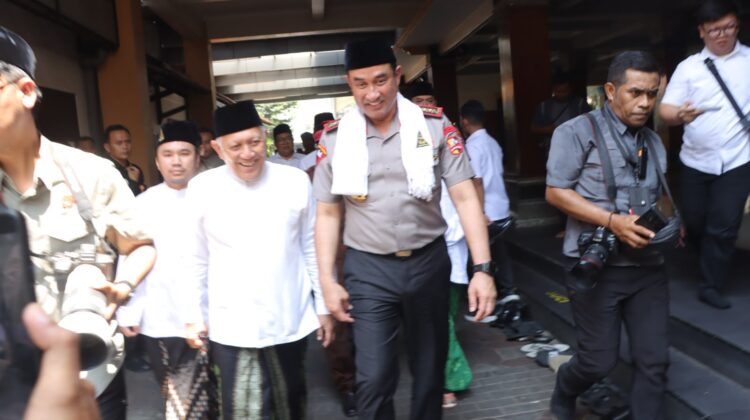 Kapolri Jenderal Polisi Suyudi Ario Seto mengunjungi Pondok Pesantren Ponpes Tebuireng sekaligus berziarah ke makam Presiden ke4 Republik Indonesia KH Abdurrahman Wahid atau Gus Dur di Kabupaten Jombang Jawa Timur Sabtu 17102026 FOTO Istimewa KETIKKABARcom Kapolri Jenderal Polisi Suyudi Ario Seto mengunjungi Pondok Pesantren Ponpes Tebuireng sekaligus berziarah ke makam Presiden ke 4 Republik Indonesia KH Abdurrahman Wahid atau Gus Dur di Kabupaten Jombang Jawa Timur Sabtu 17102026 FOTO Istimewa