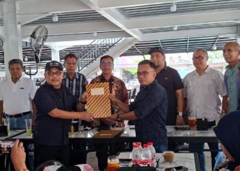 Nasir Nurdin menyerahkan Surat Keputusan SK Tim Pemenangan kepada Jufrizal FOTO Ist