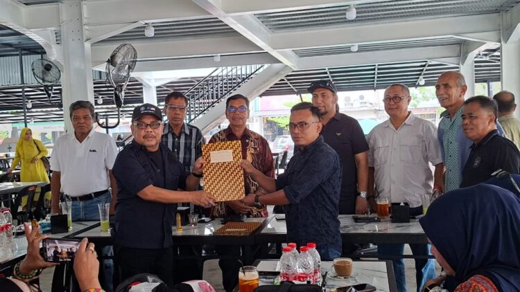 Nasir Nurdin menyerahkan Surat Keputusan SK Tim Pemenangan kepada Jufrizal FOTO Ist