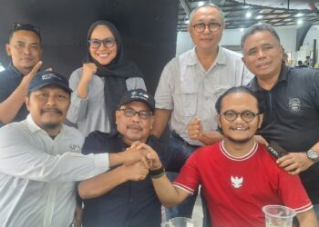 Foto bersama Nasir Nurdin bersama Ketua AMSI Aceh Aryos Nivada Ketua SPS Aceh Muktaruddin Usman Ketua Forum Pimred Multimedia Indonesia Aceh Muhammad Saleh dan tim pemenangan usai rangkaian kegiatan pendaftaran bakal calon Ketua PWI Aceh periode 20262031 di Banda Aceh Sabtu 17102026