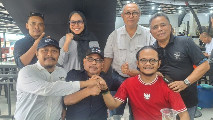 Foto bersama Nasir Nurdin bersama Ketua AMSI Aceh Aryos Nivada Ketua SPS Aceh Muktaruddin Usman Ketua Forum Pimred Multimedia Indonesia Aceh Muhammad Saleh dan tim pemenangan usai rangkaian kegiatan pendaftaran bakal calon Ketua PWI Aceh periode 20262031 di Banda Aceh Sabtu 17102026