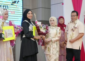 Wali Kota Sabang Zulkifli H Adam bersama Istri saat membuka Lomba Fashion Show Casual Ecoprint IPEMI Piala Ibu Wali Kota Sabang 2026 di Aula Pulau Weh Lantai IV Kantor Wali Kota Sabang Sabtu 17102026 FOTO Humas Pemko Sabang