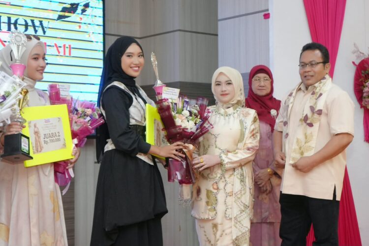 Wali Kota Sabang Zulkifli H Adam bersama Istri saat membuka Lomba Fashion Show Casual Ecoprint IPEMI Piala Ibu Wali Kota Sabang 2026 di Aula Pulau Weh Lantai IV Kantor Wali Kota Sabang Sabtu 17102026 FOTO Humas Pemko Sabang KETIKKABARcom Wali Kota Sabang Zulkifli H Adam bersama Istri saat membuka Lomba Fashion Show Casual Ecoprint IPEMI Piala Ibu Wali Kota Sabang 2026 di Aula Pulau Weh Lantai IV Kantor Wali Kota Sabang Sabtu 17102026 FOTO Humas Pemko Sabang