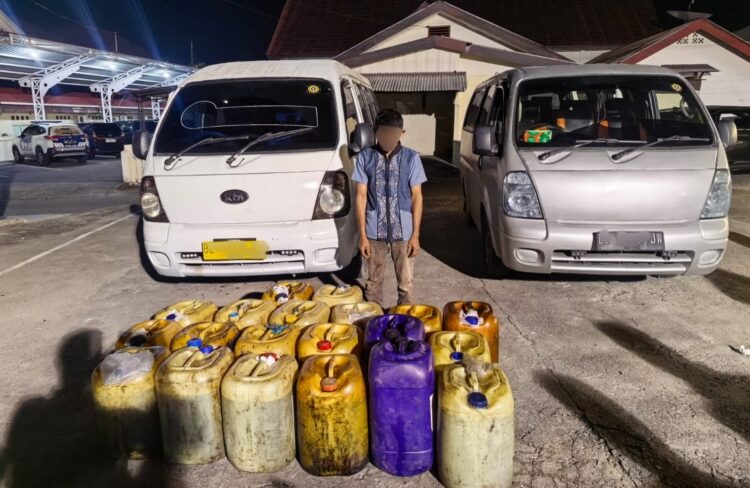 Satreskrim Polres Aceh Selatan mengamankan seorang pria berinisial KL 46 serta menyita 640 liter solar dan dua unit mobil Kia Travello di Aceh Selatan Sabtu 17102026 FOTO Istimewa KETIKKABARcom Satreskrim Polres Aceh Selatan mengamankan seorang pria berinisial KL 46 serta menyita 640 liter solar dan dua unit mobil Kia Travello di Aceh Selatan Sabtu 17102026 FOTO Istimewa