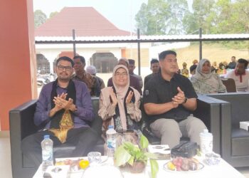 Staf Ahli Bupati Aceh Besar Fata Muhammad SPdI MM kiri menghadiri open house SRT3 Provinsi Aceh di Gampong Tumbo Kecamatan Kuta Malaka Kabupaten Aceh Besar Sabtu 17102026 FOTOMC ACEH BESAR