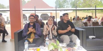 Staf Ahli Bupati Aceh Besar Fata Muhammad SPdI MM kiri menghadiri open house SRT3 Provinsi Aceh di Gampong Tumbo Kecamatan Kuta Malaka Kabupaten Aceh Besar Sabtu 17102026 FOTOMC ACEH BESAR