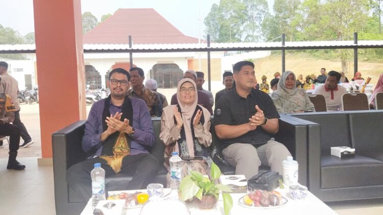 Staf Ahli Bupati Aceh Besar Fata Muhammad SPdI MM kiri menghadiri open house SRT3 Provinsi Aceh di Gampong Tumbo Kecamatan Kuta Malaka Kabupaten Aceh Besar Sabtu 17102026 FOTOMC ACEH BESAR