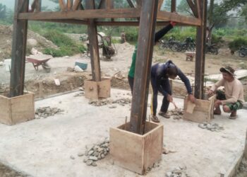 Personel Babinsa Posramil Lawe Sumur bersama warga bergotong royong menyiapkan pengecoran kaki tiang pylon Jembatan Gantung Perintis di Desa Buah Pala, Kecamatan Lawe Sumur, Kabupaten Aceh Tenggara, Jumat (16/10/2026). FOTO: Istimewa.