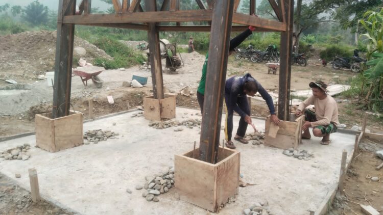 Personel Babinsa Posramil Lawe Sumur bersama warga bergotong royong menyiapkan pengecoran kaki tiang pylon Jembatan Gantung Perintis di Desa Buah Pala Kecamatan Lawe Sumur Kabupaten Aceh Tenggara Jumat 16102026 FOTO Istimewa KETIKKABARcom Personel Babinsa Posramil Lawe Sumur bersama warga bergotong royong menyiapkan pengecoran kaki tiang pylon Jembatan Gantung Perintis di Desa Buah Pala Kecamatan Lawe Sumur Kabupaten Aceh Tenggara Jumat 16102026 FOTO Istimewa