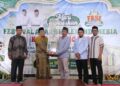 Wali Kota Sabang Zulkifli H Adam menyerahkan Piala Juara Umum FASI Kota Sabang Tahun 2026 kepada Gampong Cot Bau Sabtu 17102026 Malam FOTO Humas Pemko Sabang