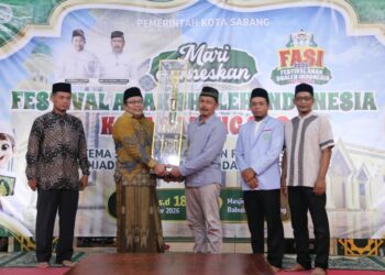Wali Kota Sabang Zulkifli H Adam menyerahkan Piala Juara Umum FASI Kota Sabang Tahun 2026 kepada Gampong Cot Bau Sabtu 17102026 Malam FOTO Humas Pemko Sabang KETIKKABARcom Wali Kota Sabang Zulkifli H Adam menyerahkan Piala Juara Umum FASI Kota Sabang Tahun 2026 kepada Gampong Cot Bau Sabtu 17102026 Malam FOTO Humas Pemko Sabang