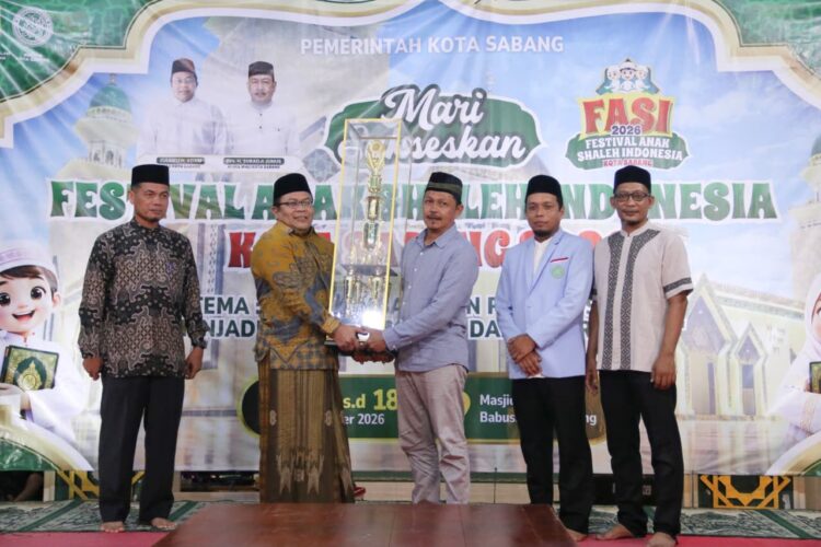 Wali Kota Sabang Zulkifli H Adam menyerahkan Piala Juara Umum FASI Kota Sabang Tahun 2026 kepada Gampong Cot Bau Sabtu 17102026 Malam FOTO Humas Pemko Sabang KETIKKABARcom Wali Kota Sabang Zulkifli H Adam menyerahkan Piala Juara Umum FASI Kota Sabang Tahun 2026 kepada Gampong Cot Bau Sabtu 17102026 Malam FOTO Humas Pemko Sabang