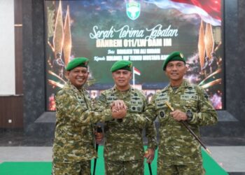 Panglima Kodam Iskandar Muda (Pangdam IM) Brigadir Jenderal TNI Mahesa Fitriadi (tengah) dalam acara ramah tamah serah terima jabatan (sertijab) dan tradisi satuan pejabat Kodam Iskandar Muda di Banda Aceh, Minggu, 18/10/2026. FOTO: Istimewa.
