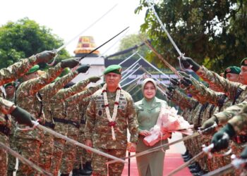 Brigadir Jenderal TNI Mahesa Fitriadi menjalani tradisi melewati Gerbang Pedang Pora saat penyambutan sebagai Panglima Komando Daerah Militer Iskandar Muda Pangdam IM di Markas Kodam Iskandar Muda Banda Aceh Minggu sore 18102026 FOTO Humas Kodam IM