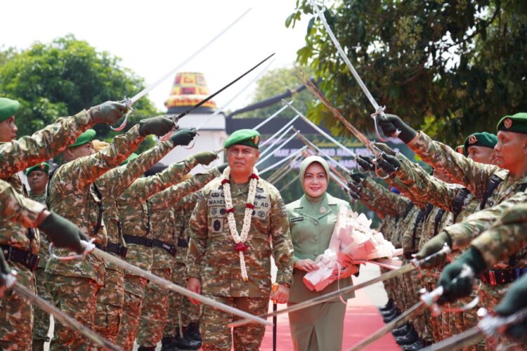 Brigadir Jenderal TNI Mahesa Fitriadi menjalani tradisi melewati Gerbang Pedang Pora saat penyambutan sebagai Panglima Komando Daerah Militer Iskandar Muda Pangdam IM di Markas Kodam Iskandar Muda Banda Aceh Minggu sore 18102026 FOTO Humas Kodam IM KETIKKABARcom Brigadir Jenderal TNI Mahesa Fitriadi menjalani tradisi melewati Gerbang Pedang Pora saat penyambutan sebagai Panglima Komando Daerah Militer Iskandar Muda Pangdam IM di Markas Kodam Iskandar Muda Banda Aceh Minggu sore 18102026 FOTO Humas Kodam IM