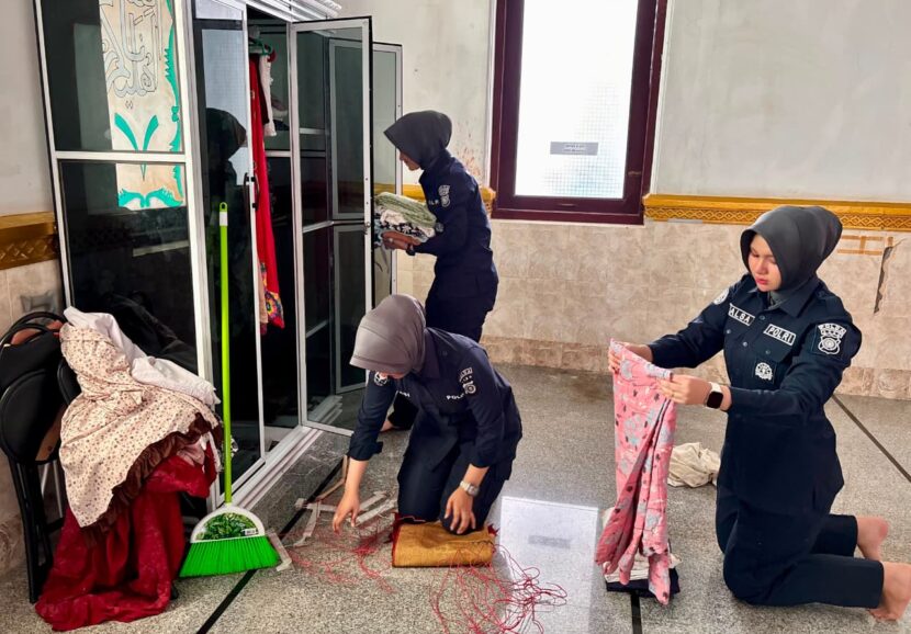 Bidang Hubungan Masyarakat Bidhumas Polda Aceh menggelar bakti sosial dengan membersihkan tempat ibadah dalam rangka memperingati Hari Jadi ke75 Humas Polri Banda Aceh pada Senin 19102026 FOTO Humas Polda Aceh KETIKKABARcom Bidhumas Polda Aceh menggelar bakti sosial dengan membersihkan tempat ibadah dalam rangka memperingati Hari Jadi ke 75 Humas Polri Banda Aceh pada Senin 19102026 FOTO Humas Polda Aceh