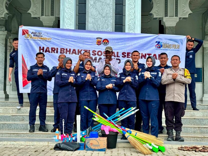 Bidang Hubungan Masyarakat Bidhumas Polda Aceh menggelar bakti sosial dengan membersihkan tempat ibadah dalam rangka memperingati Hari Jadi ke75 Humas Polri Banda Aceh pada Senin 19102026 FOTO Humas Polda Aceh KETIKKABARcom Bidhumas Polda Aceh menggelar bakti sosial dengan membersihkan tempat ibadah di Masjid Syuhada Gampong Lamgugob dalam rangka memperingati Hari Jadi ke 75 Humas Polri Banda Aceh pada Senin 19102026 FOTO Humas Polda Aceh