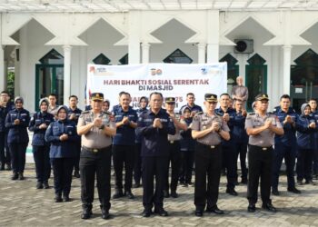 Bidang Hubungan Masyarakat (Bidhumas) Polda Aceh menggelar bakti sosial dengan membersihkan tempat ibadah dalam rangka memperingati Hari Jadi ke-75 Humas Polri. Banda Aceh pada Senin, 19/10/2026. FOTO: Humas Polda Aceh.