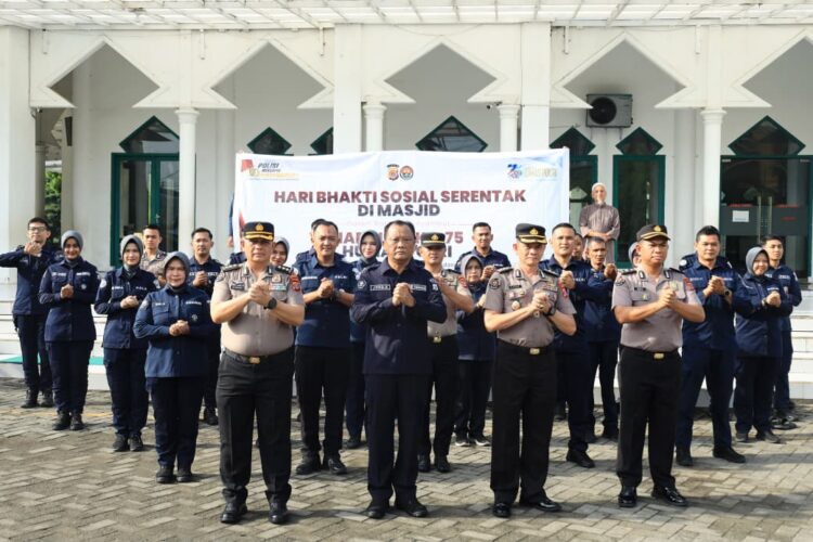 Bidang Hubungan Masyarakat Bidhumas Polda Aceh menggelar bakti sosial dengan membersihkan tempat ibadah dalam rangka memperingati Hari Jadi ke75 Humas Polri Banda Aceh pada Senin 19102026 FOTO Humas Polda Aceh KETIKKABARcom Bidang Hubungan Masyarakat Bidhumas Polda Aceh menggelar bakti sosial dengan membersihkan tempat ibadah dalam rangka memperingati Hari Jadi ke 75 Humas Polri Banda Aceh pada Senin 19102026 FOTO Humas Polda Aceh