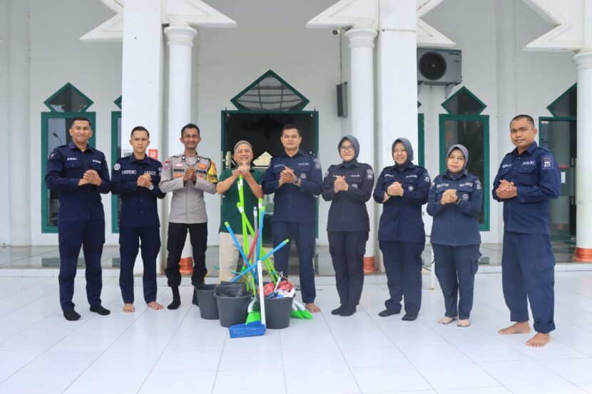 Bidang Hubungan Masyarakat Bidhumas Polda Aceh menggelar bakti sosial dengan membersihkan tempat ibadah dalam rangka memperingati Hari Jadi ke75 Humas Polri Banda Aceh pada Senin 19102026 FOTO Humas Polda Aceh KETIKKABARcom Bidhumas Polda Aceh menggelar bakti sosial dengan membersihkan tempat ibadah di Masjid Al Hasyimiyah T Nyak Arief Lamnyong dalam rangka memperingati Hari Jadi ke 75 Humas Polri Banda Aceh pada Senin 19102026 FOTO Humas Polda Aceh