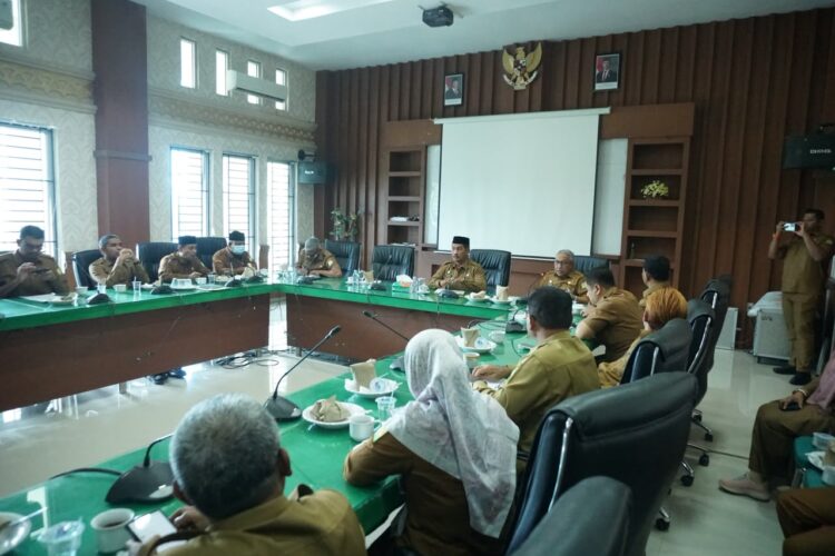 Wakil Bupati Aceh Besar Drs H Syukri memimpin rapat lanjutan pelaksanaan MTQ ke35 Tingkat Kabupaten Aceh Besar tahun 2026 di ruang rapat Kantor Bupati Aceh Besar Senin 19102026 Sebanyak 663 peserta dari 23 kecamatan seAceh Besar akan tampil dalam kegiatan MTQ ke35 yang akan dilaksanakan 2431 Oktober 2026 di Kuta Baro tersebut FOTO MC ACEH BESAR KETIKKABARcom Wakil Bupati Aceh Besar Drs H Syukri memimpin rapat lanjutan pelaksanaan MTQ ke 35 Tingkat Kabupaten Aceh Besar tahun 2026 di ruang rapat Kantor Bupati Aceh Besar Senin 19102026 Sebanyak 663 peserta dari 23 kecamatan se Aceh Besar akan tampil dalam kegiatan MTQ ke 35 yang akan dilaksanakan 24 31 Oktober 2026 di Kuta Baro tersebut FOTO MC ACEH BESAR