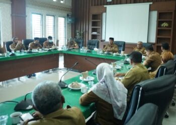 Wakil Bupati Aceh Besar Drs H Syukri memimpin rapat lanjutan pelaksanaan MTQ ke35 Tingkat Kabupaten Aceh Besar tahun 2026 di ruang rapat Kantor Bupati Aceh Besar Senin 19102026 Sebanyak 663 peserta dari 23 kecamatan seAceh Besar akan tampil dalam kegiatan MTQ ke35 yang akan dilaksanakan 2431 Oktober 2026 di Kuta Baro tersebut FOTO MC ACEH BESAR KETIKKABARcom Wakil Bupati Aceh Besar Drs H Syukri memimpin rapat lanjutan pelaksanaan MTQ ke 35 Tingkat Kabupaten Aceh Besar tahun 2026 di ruang rapat Kantor Bupati Aceh Besar Senin 19102026 Sebanyak 663 peserta dari 23 kecamatan se Aceh Besar akan tampil dalam kegiatan MTQ ke 35 yang akan dilaksanakan 24 31 Oktober 2026 di Kuta Baro tersebut FOTO MC ACEH BESAR