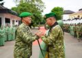 Pangdam IM Brigadir Jenderal TNI Mahesa Fitriadi kiri pimpin langsung prosesi tradisi pelepasan atau pengantar tugas Mayor Jenderal TNI Joko Hadi Susilo SIP kanan di Makodam IM Banda Aceh Senin 19102026 siang