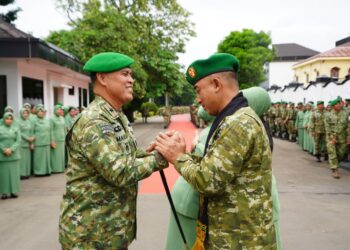 Pangdam IM, Brigadir Jenderal TNI Mahesa Fitriadi (kiri), pimpin langsung prosesi tradisi pelepasan atau pengantar tugas Mayor Jenderal TNI Joko Hadi Susilo, S.I.P., (kanan) di Makodam IM, Banda Aceh, Senin (19/10/2026) siang.