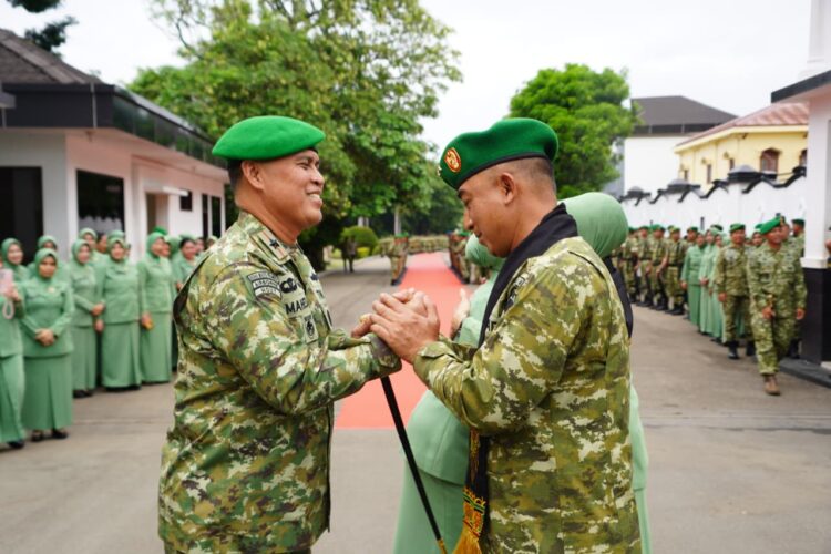Pangdam IM Brigadir Jenderal TNI Mahesa Fitriadi kiri pimpin langsung prosesi tradisi pelepasan atau pengantar tugas Mayor Jenderal TNI Joko Hadi Susilo SIP kanan di Makodam IM Banda Aceh Senin 19102026 siang KETIKKABARcom Pangdam IM Brigadir Jenderal TNI Mahesa Fitriadi kiri pimpin langsung prosesi tradisi pelepasan atau pengantar tugas Mayor Jenderal TNI Joko Hadi Susilo SIP kanan di Makodam IM Banda Aceh Senin 19102026 siang