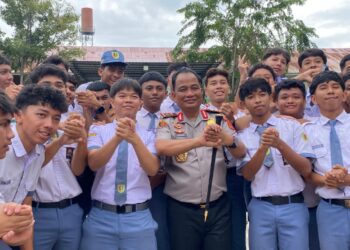 Kapolda Aceh, Irjen Pol. Ruddi Setiawan menjadi Inspektur Upacara Bendera di SMA Negeri 2 Banda Aceh, Senin, 19/10/2026. FOTO: Humas Polda Aceh.