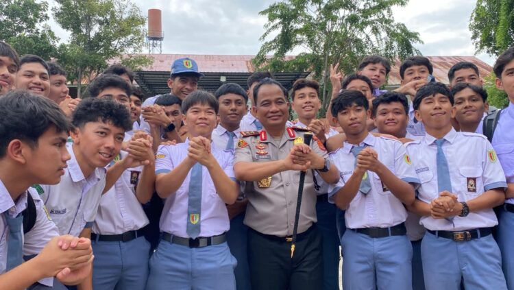 Kapolda Aceh Irjen Pol Ruddi Setiawan menjadi Inspektur Upacara Bendera di SMA Negeri 2 Banda Aceh Senin 19102026 FOTO Humas Polda Aceh KETIKKABARcom Kapolda Aceh Irjen Pol Ruddi Setiawan menjadi Inspektur Upacara Bendera di SMA Negeri 2 Banda Aceh Senin 19102026 FOTO Humas Polda Aceh