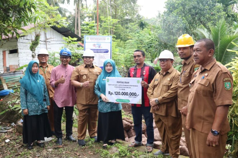 Wali Kota Sabang Zulkifli H Adam didampingi Ketua TPPKK Kota Sabang Nuri Farisal dan pihak Bank Aceh menyalurkan zakat secara langsung kepada mustahik di Gampong Batee Shoek Kecamatan Sukamakmue Senin 19102026 FOTO Humas Pemko Sabang KETIKKABARcom Wali Kota Sabang Zulkifli H Adam didampingi Ketua TP PKK Kota Sabang Nuri Farisal dan pihak Bank Aceh menyalurkan zakat dan pembangunan rumah bagi fakir miskin dan duafa secara langsung kepada mustahik di Gampong Batee Shoek Kecamatan Sukamakmue Senin 19102026 FOTO Humas Pemko Sabang