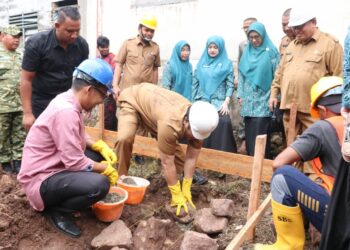 Wali Kota Sabang Zulkifli H Adam meletakkan batu pertama pembangunan rumah bagi fakir miskin dan duafa di Gampong Batee Shoek Kecamatan Sukamakmue Senin 19102026 FOTO Humas Pemko Sabang