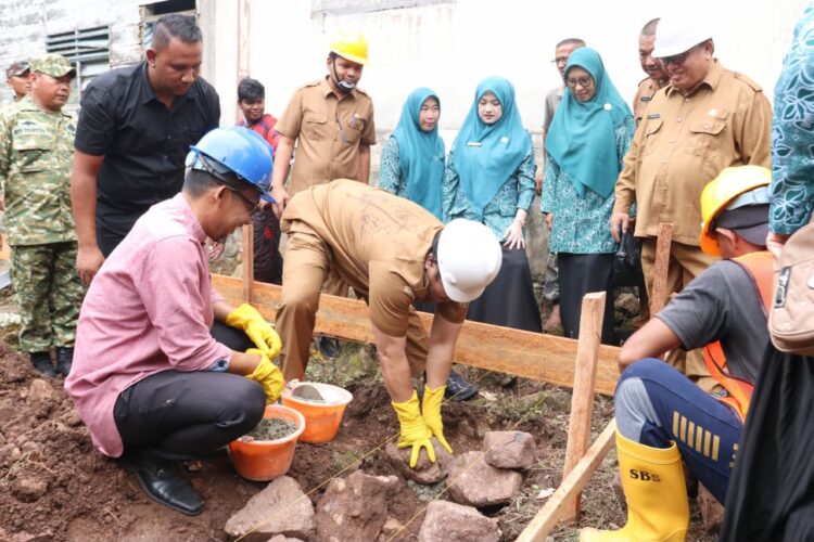Wali Kota Sabang Zulkifli H Adam meletakkan batu pertama pembangunan rumah bagi fakir miskin dan duafa di Gampong Batee Shoek Kecamatan Sukamakmue Senin 19102026 FOTO Humas Pemko Sabang KETIKKABARcom Wali Kota Sabang Zulkifli H Adam meletakkan batu pertama pembangunan rumah bagi fakir miskin dan duafa di Gampong Batee Shoek Kecamatan Sukamakmue Senin 19102026 FOTO Humas Pemko Sabang