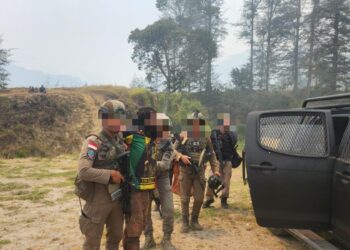 Satgas Kepolisian Operasi Damai Cartenz 2026 bersama Polres Puncak menangkap PW 32 seorang pria yang masuk dalam daftar pencarian orang DPO terkait kasus pembakaran fasilitas camp milik PT Unggul di Kampung Jenggerpaga Distrik Ilaga Kabupaten Puncak Papua Tengah
