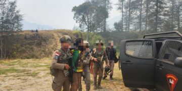 Satgas Kepolisian Operasi Damai Cartenz 2026 bersama Polres Puncak menangkap PW 32 seorang pria yang masuk dalam daftar pencarian orang DPO terkait kasus pembakaran fasilitas camp milik PT Unggul di Kampung Jenggerpaga Distrik Ilaga Kabupaten Puncak Papua Tengah