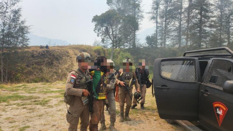 Satgas Kepolisian Operasi Damai Cartenz2026 bersama Polres Puncak menangkap PW 32 seorang pria yang masuk dalam daftar pencarian orang DPO terkait kasus pembakaran fasilitas camp milik PT Unggul di Kampung Jenggerpaga Distrik Ilaga Kabupaten Puncak Papua Tengah KETIKKABARcom Satgas Kepolisian Operasi Damai Cartenz 2026 bersama Polres Puncak menangkap PW 32 seorang pria yang masuk dalam daftar pencarian orang DPO terkait kasus pembakaran fasilitas camp milik PT Unggul di Kampung Jenggerpaga Distrik Ilaga Kabupaten Puncak Papua Tengah
