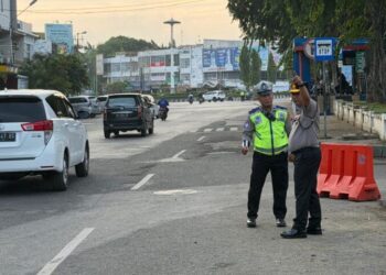 Kapolda Aceh Irjen Pol Ruddi Setiawan kanan meninjau langsung sejumlah titik pengaturan lalu lintas melalui kegiatan strong point di Kota Banda Aceh pada Senin 19102026 FOTO Ist