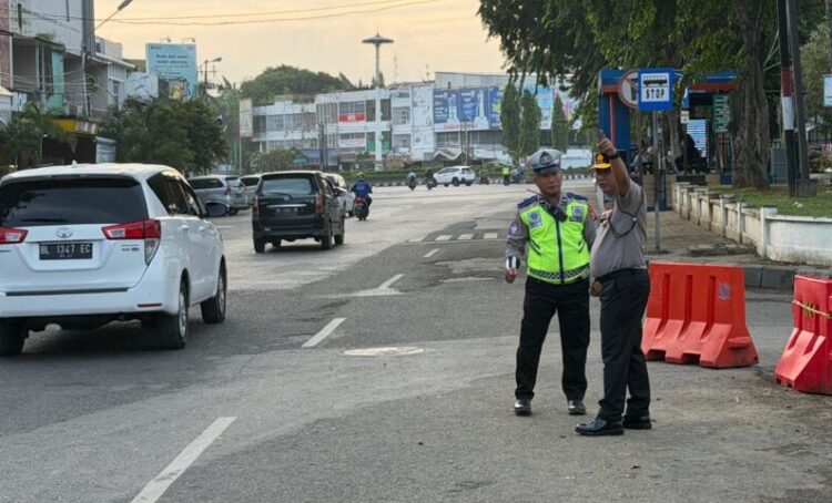 Kapolda Aceh Irjen Pol Ruddi Setiawan kanan meninjau langsung sejumlah titik pengaturan lalu lintas melalui kegiatan strong point di Kota Banda Aceh pada Senin 19102026 FOTO Ist KETIKKABARcom Kapolda Aceh Irjen Pol Ruddi Setiawan kanan meninjau langsung sejumlah titik pengaturan lalu lintas melalui kegiatan strong point di Kota Banda Aceh pada Senin 19102026 FOTO Ist